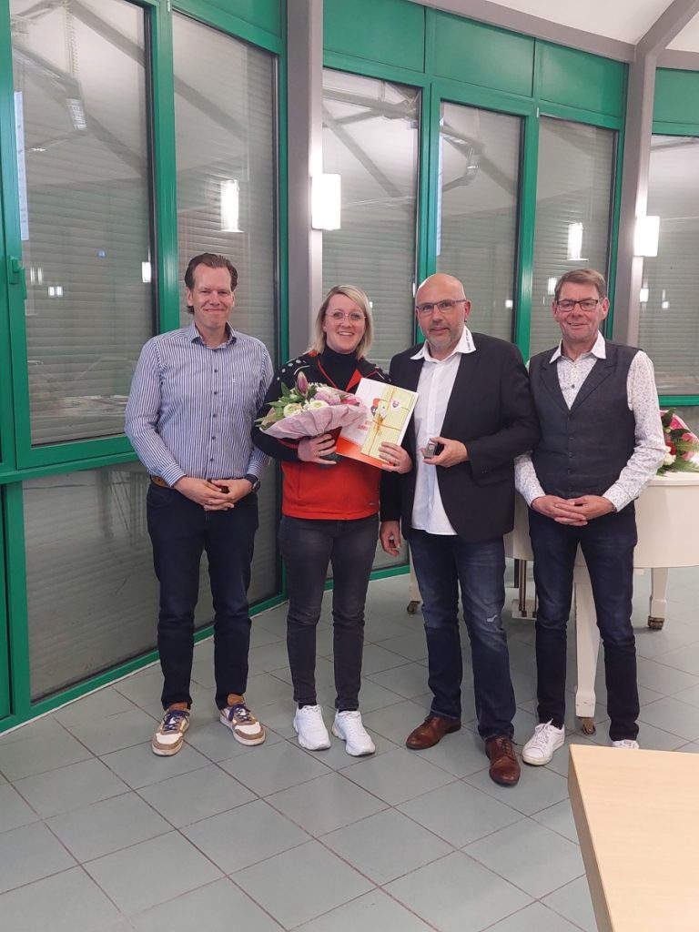 Sieben Vereinsverdienst-abzeichen bei der Mitgliederversammlung