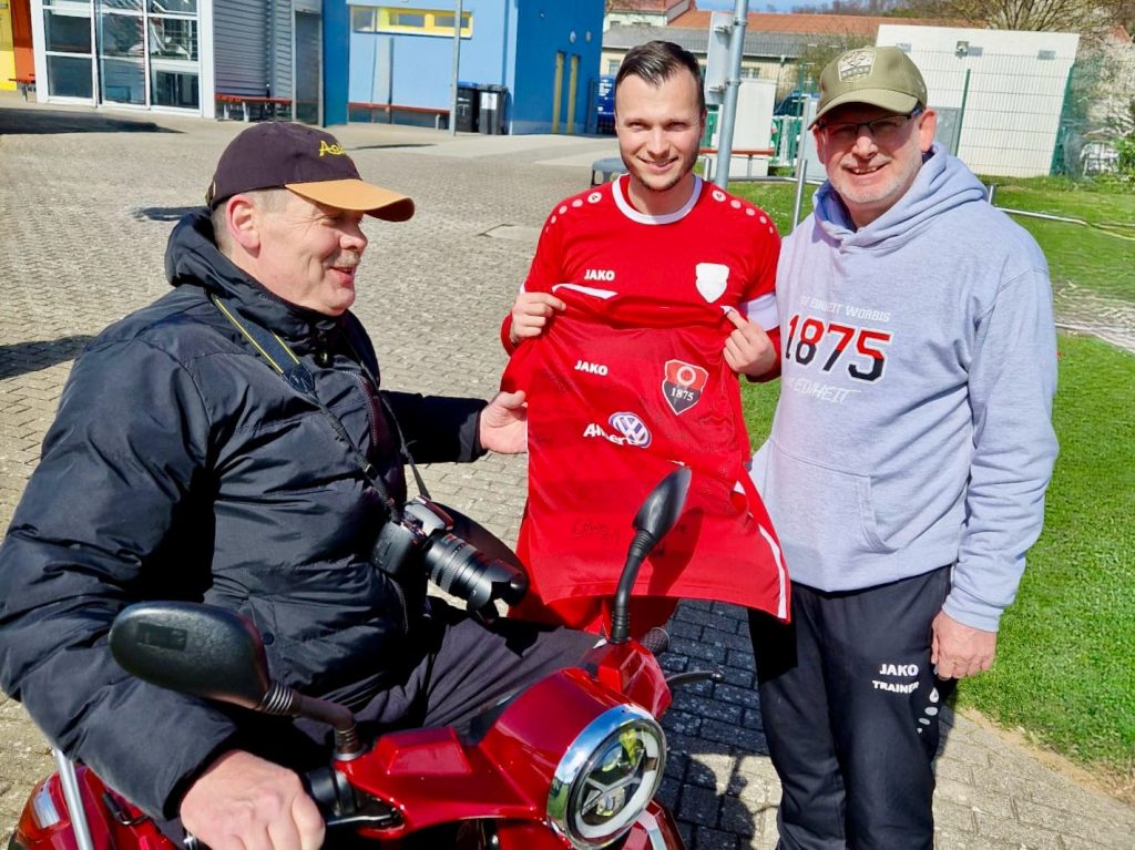 Trikotübergabe an Michaek Petzka durch Holger Schatz und Manuel Mehler