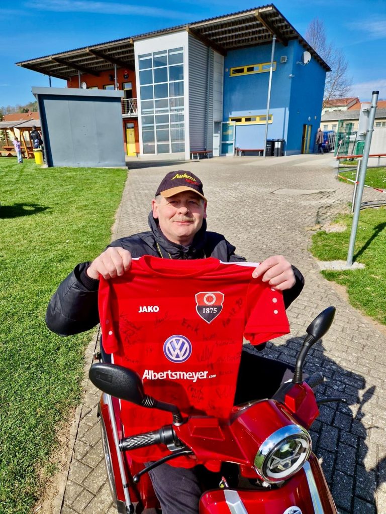 „Das ist mir heilig“ – Trikotübergabe an unseren treuen Fan Michael Petzka❤️🖤💯