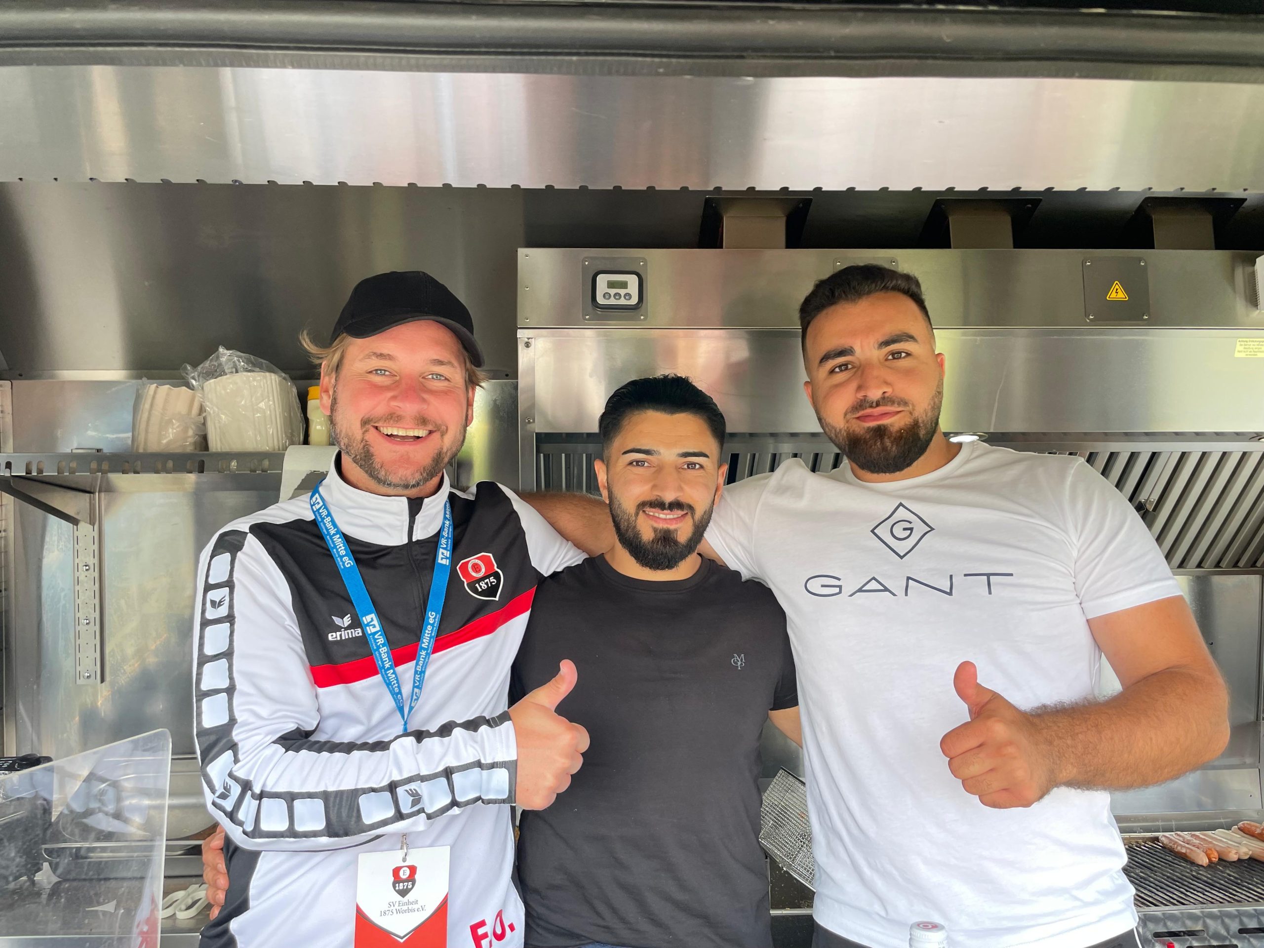 Fabian, Shahen und Ismael im Grillwagen
